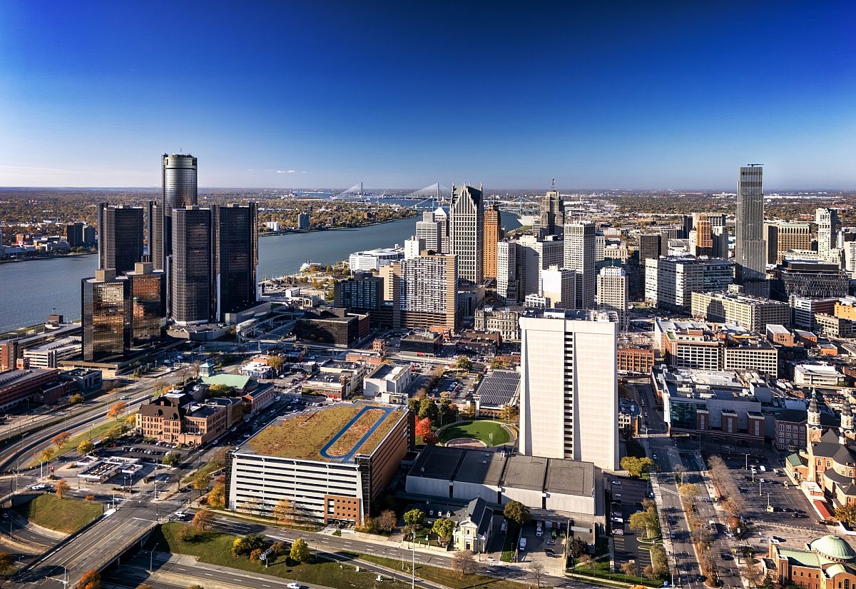 Downtown detroit skyline and bride detroit river windsor